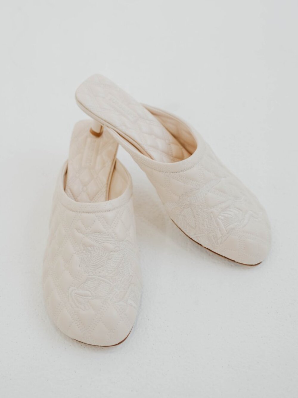 NWT BURBERRY CREAM LEATHER QUILTED MULES - 7 (37)